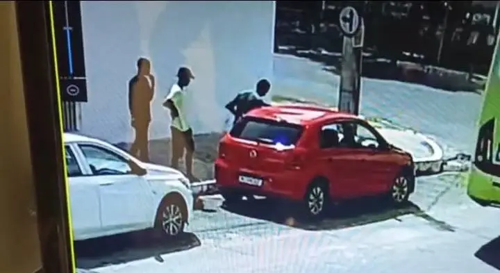 Câmera flagra momento em que carro é roubado e condutor é feito refém