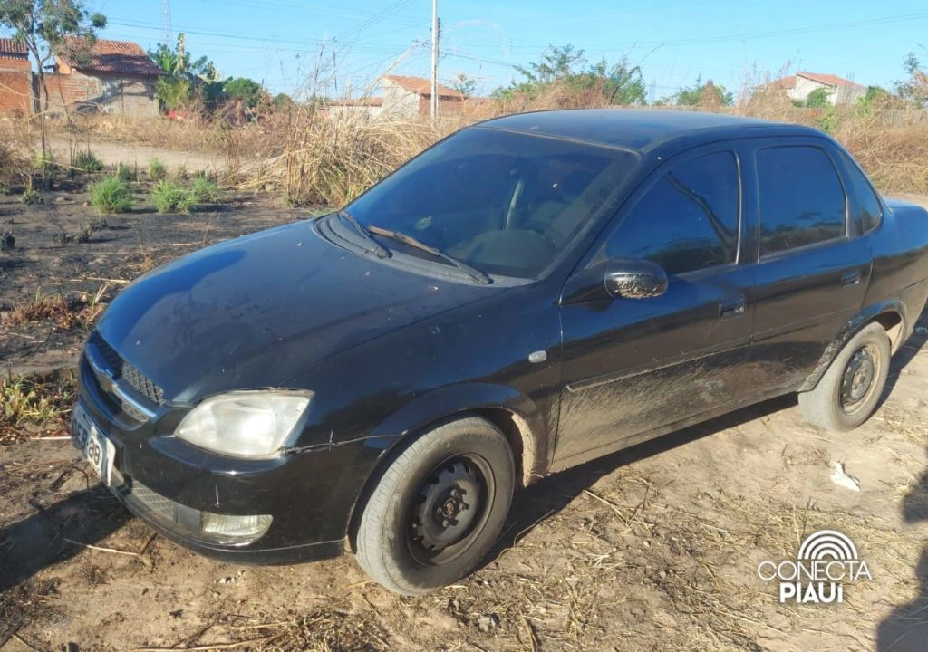 Carro Usado Por Criminosos Que Invadiram Casa E Executaram Homem