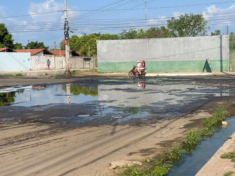 População reclama de buracos e lama em cruzamento na Zona Sul de