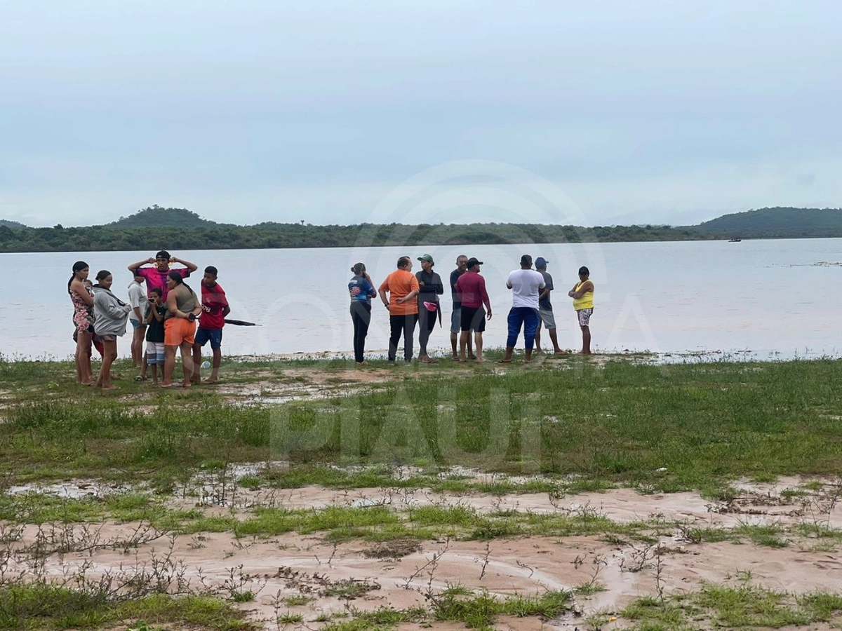 Bombeiros e populares mantêm buscas por adolescente que desapareceu em