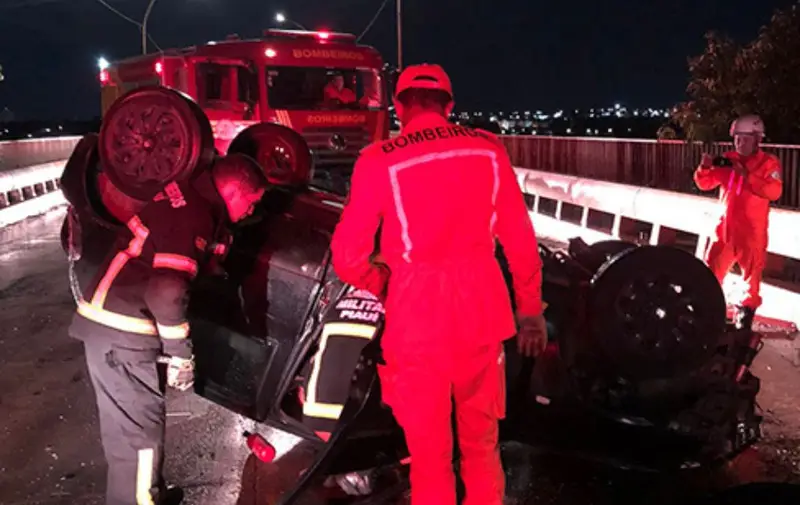 Motorista Capota Carro Ao Colidir Contra Barreira De Ponte Entre