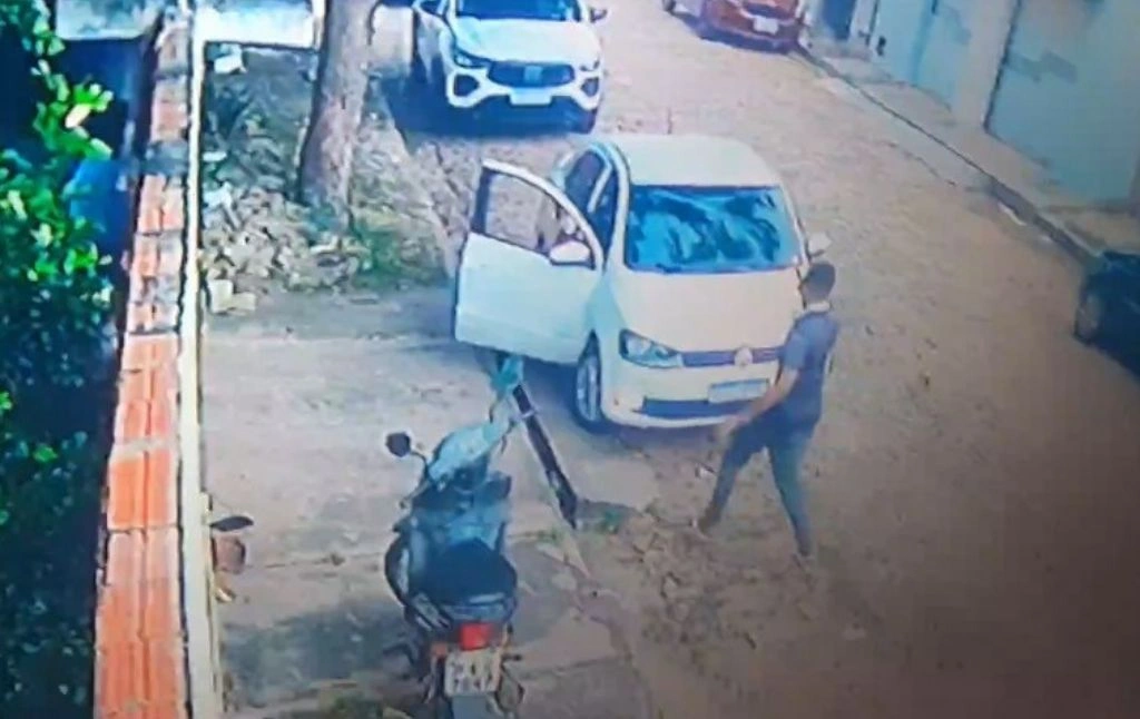 V Deo Flagra Bandido Roubando Carro Na Presen A De Crian A Na Zona Sul