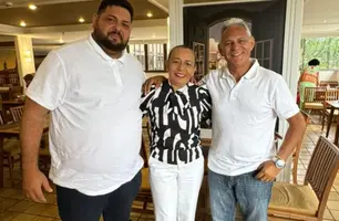 Acima Neto Assunção (à direita, camisa branca e relógio de pulso) ao lado da presidente nacional do PMB , Suêd Haidar e o secretário geral do partido no Maranhão (Foto: Reprodução)