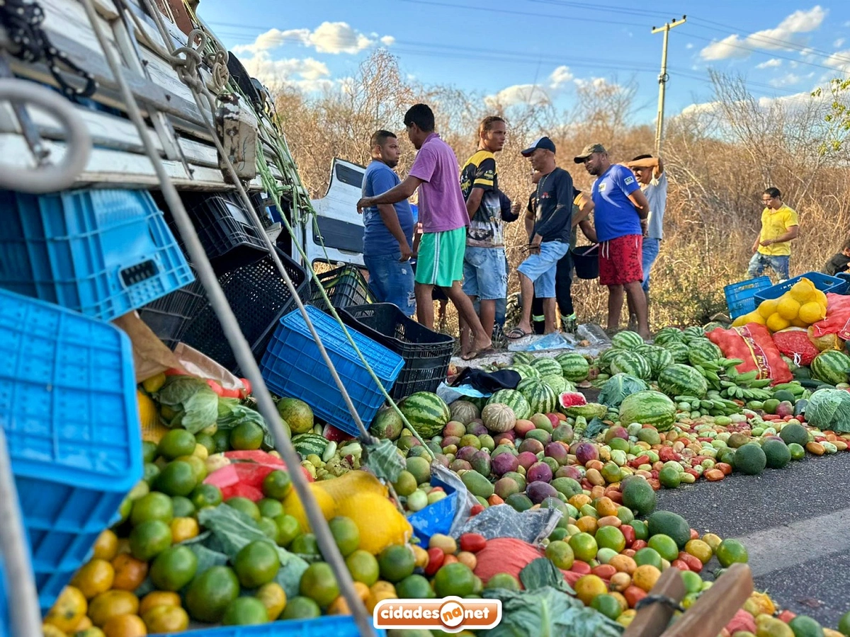 Caminhão transportava frutas e verduras
