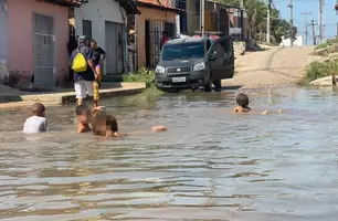 Cano estourado invade casas em bairro na zona Sul (Foto: Tiago Moura / Conecta Piauí)
