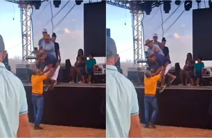 Cantor é jogado do palco (Foto: Reprodução)