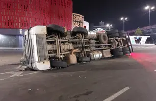 Carreta tombou na BR-316 (Foto: Reprodução)