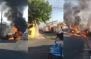 Carro em chamas na zona Sudeste de Teresina (Foto: Reprodução)