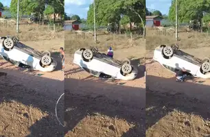 Carro fica destruído após capotar em Demerval Lobão; motorista sai ileso (Foto: Cícero Carlos)