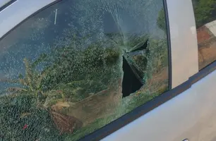 Carro foi alvejado (Foto: Reprodução)