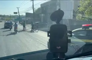 Ciclista é atropelada  por carro no acesso à Ponte da Primavera em Teresina (Foto: Reprodução)