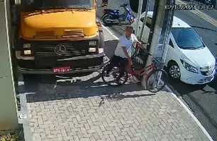 Ciclista escapa da morte por pouco após caminhão invadir calçada em Parnaíba (Foto: Reprodução)