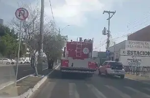 Corpo de bombeiros indo combater o incêndio (Foto: Reprodução)