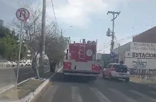 Corpo de bombeiros indo combater o incêndio (Foto: Reprodução)