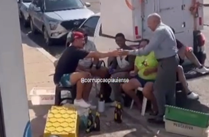 Dr. Pessoa tomando cerveja no Mercado do Peixe (Foto: Reprodução)