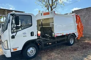 Entrega de caminhões de lixo e tratores agrícolas (Foto: Codevasf)
