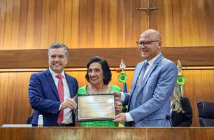 Entrega do reconhecimento legislativo para desembargadora (Foto: Reprodução) Entrega do reconhecimento legislativo para desembargadora (Foto: Reprodução)