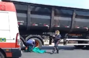 Entregador morre após ser atropelado e arrastado por caminhão em Teresina (Foto: Reprodução)