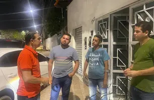 Fábio Gentil (camisa laranja) observado por Pedro Augusto (camisa verde) e amigos em Timon. (Foto: Reprodução)