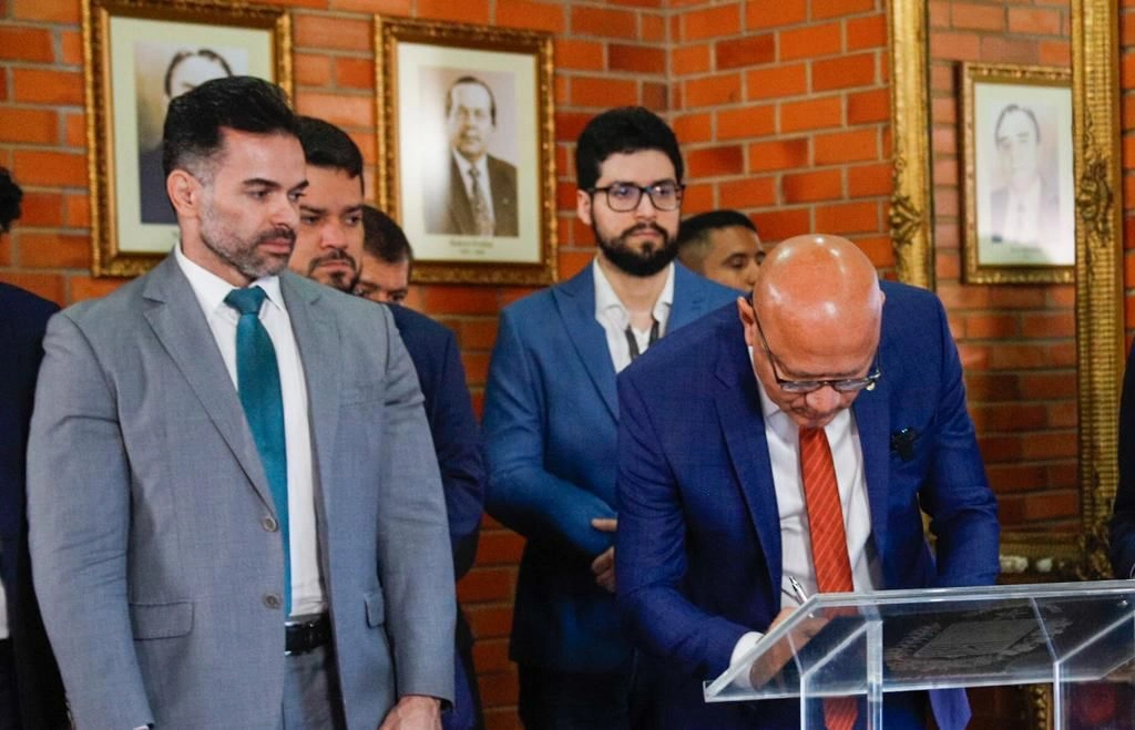 Franzé Silva assinando ata do edital
