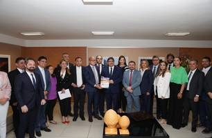 Governador entrega Plano Plurianual na Alepi (Foto: Ascom/Governo do Piauí) Governador entrega Plano Plurianual na Alepi (Foto: Ascom/Governo do Piauí)