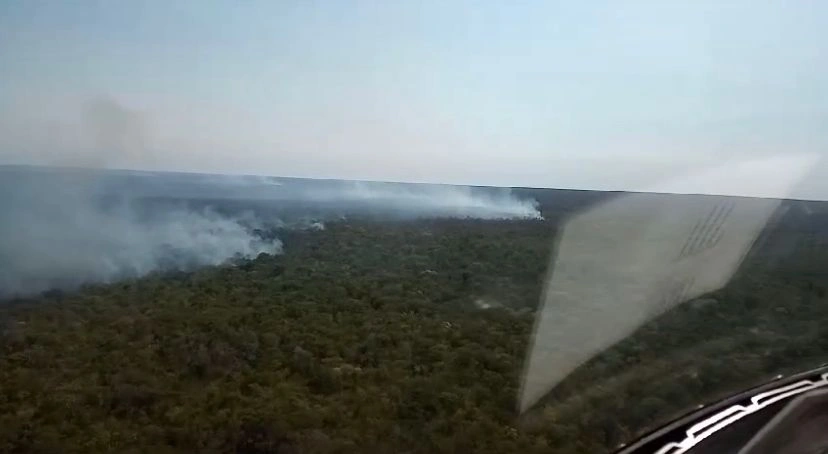 Helicóptero da PM reforça combate a incêndio no Parque Nacional da Serra das Confusões