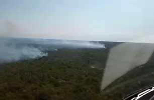 Helicóptero da PM reforça combate a incêndio no Parque Nacional da Serra das Confusões (Foto: Reprodução)
