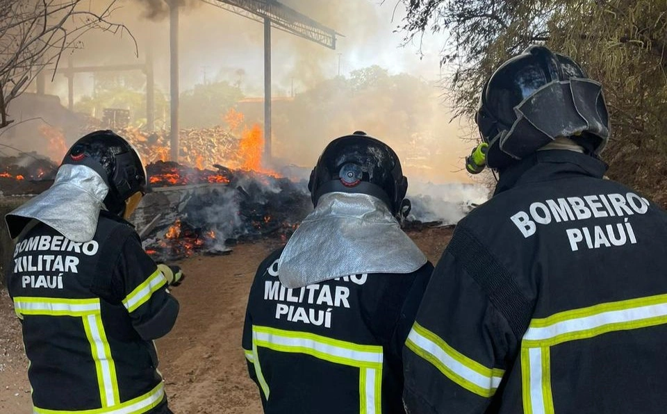 Incêndio de médias proporções atinge fábrica da Soferro em Teresina