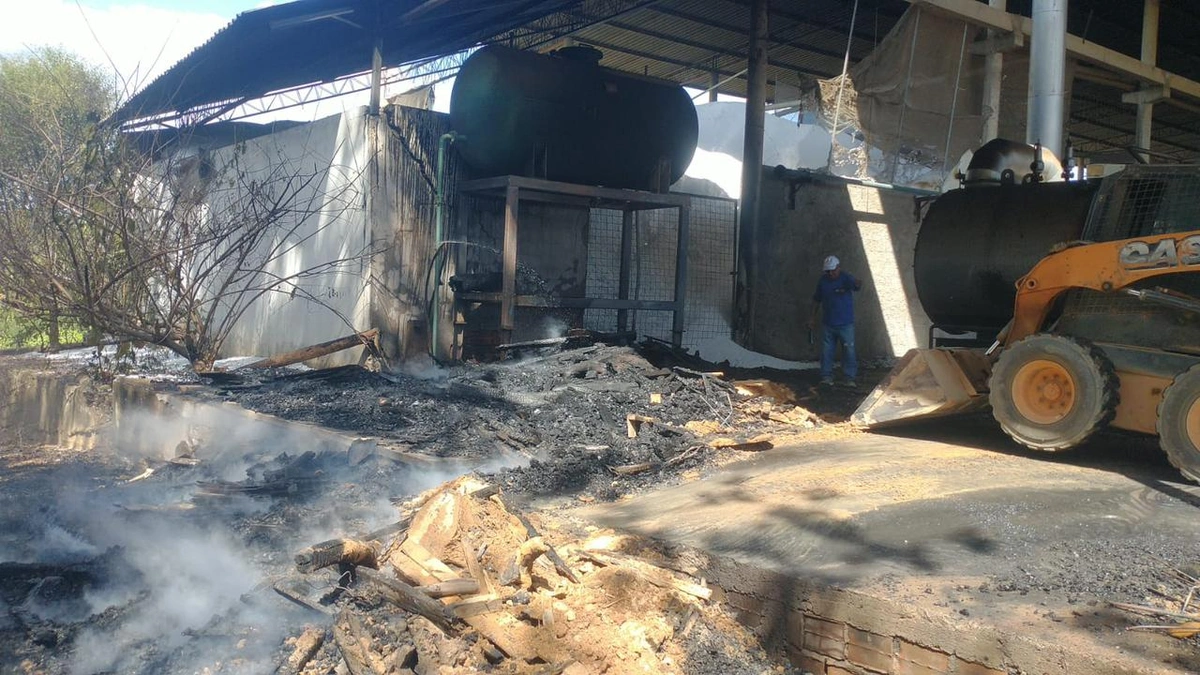 Incêndio de médias proporções atinge fábrica da Soferro em Teresina