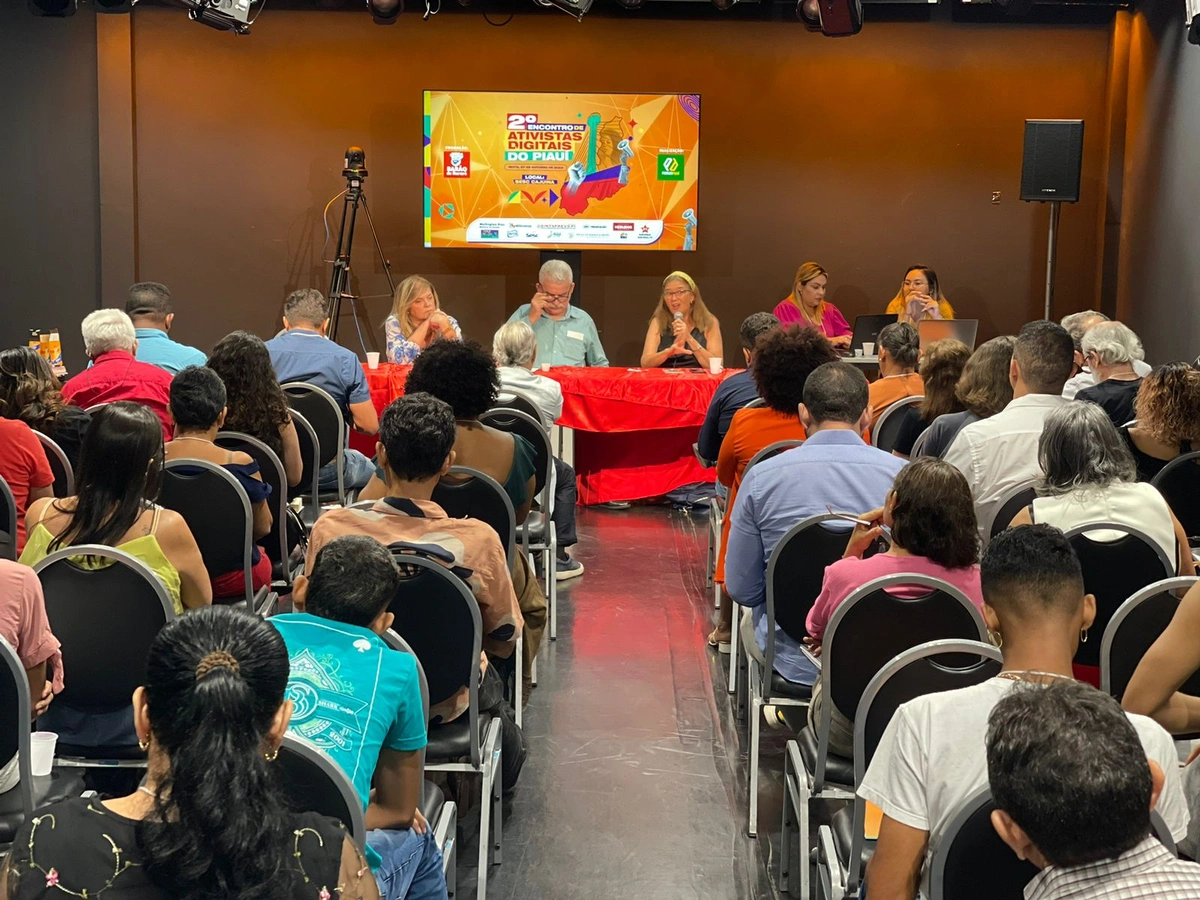 Influenciadores e comunicadores debatem a democratização da comunicação