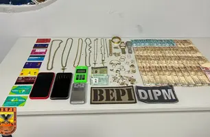 Itens apreendidos pela polícia na abordagem (Foto: Reprodução)