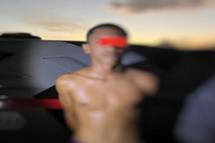 Jovem com mandado de prisão em aberto é preso durante abordagem policial