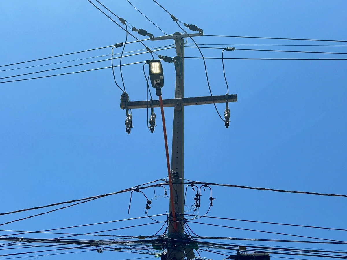 Luzes de postes ligadas durante o dia