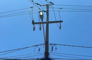 Luzes de postes ligadas durante o dia (Foto: Conecta Piauí)