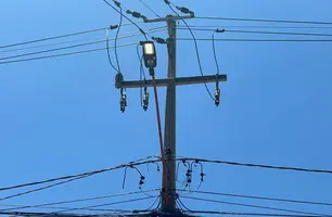 Luzes de postes ligadas durante o dia (Foto: Conecta Piauí)