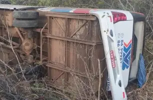 Micro-ônibus com pacientes que fazem hemodiálise tomba em Cocal de Telha (Foto: Reprodução)