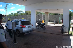 Momento que criminosos fogem com objetos roubados (Foto: Reprodução)