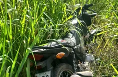 Motocicleta roubada é encontrada por policias dentro de terreno em Teresina
