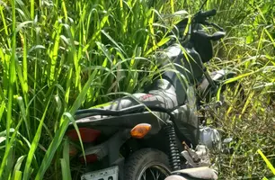 Motocicleta roubada é encontrada por policias dentro de terreno em Teresina (Foto: Reprodução)