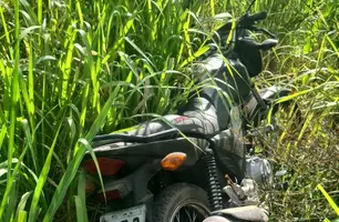 Motocicleta roubada é encontrada por policias dentro de terreno em Teresina (Foto: Reprodução)