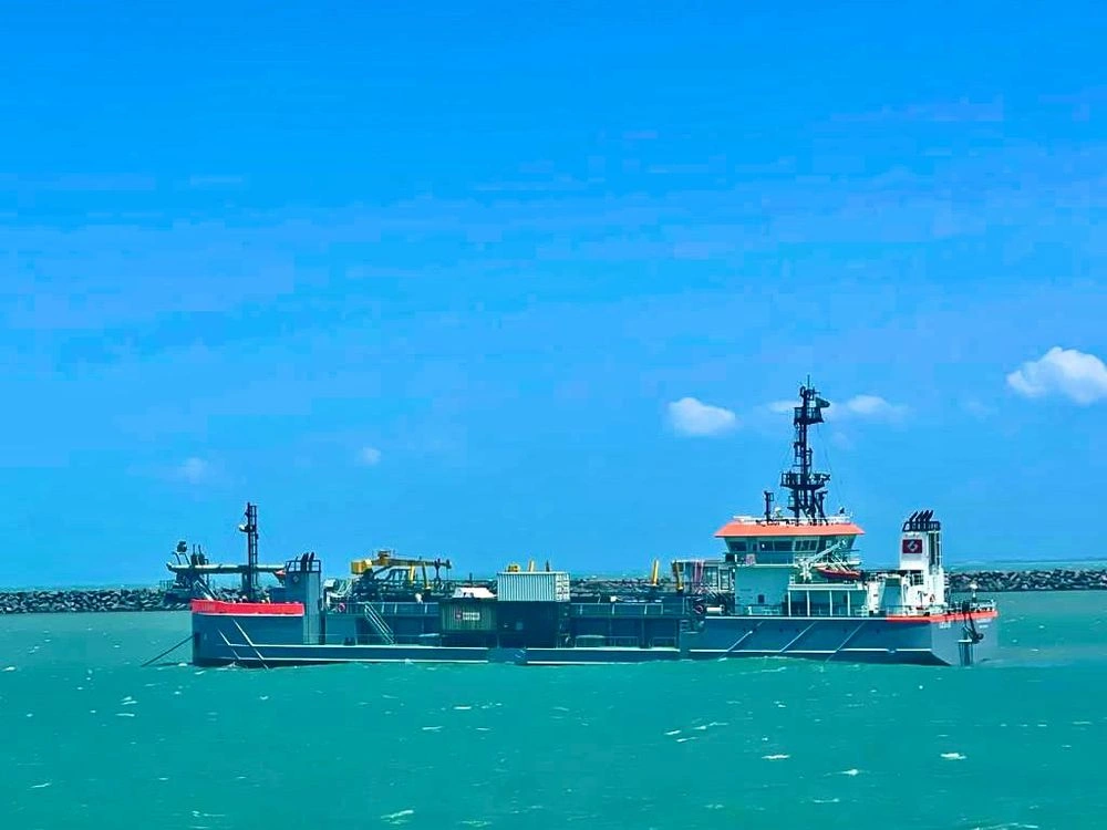 Nova draga no porto de Luís Correia