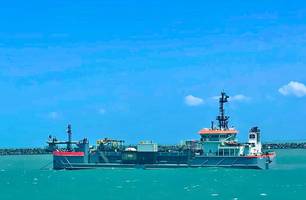 Nova draga no porto de Luís Correia (Foto: Reprodução) Nova draga no porto de Luís Correia (Foto: Reprodução)