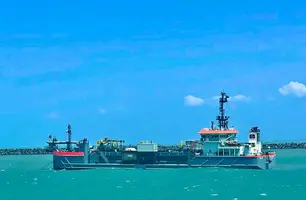 Nova draga no porto de Luís Correia (Foto: Reprodução)