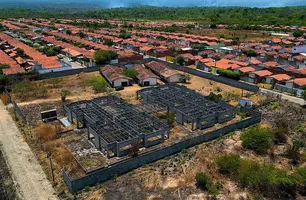 Obra da creche parada no residencial Eduardo Costa (Foto: Reprodução)