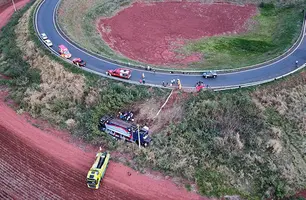 Ônibus tomba e deixa criança e adulto mortos em MG (Foto: PRF)