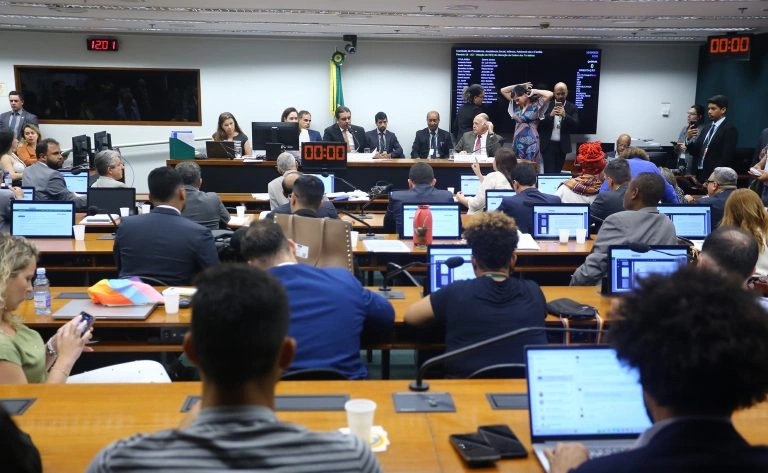 Plenário lotado durante votação do projeto