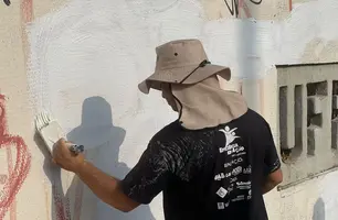 Polícia cobre pichações que fazem alusão a facções criminosas em Teresina (Foto: Tiago Moura / Conecta Piauí)