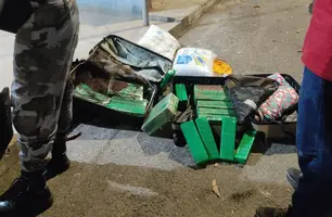 Polícia Militar apreende 41 tabletes de maconha dentro do ônibus em Teresina (Foto: Reprodução)