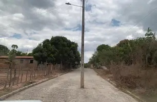 Poste instalado no meio de rua na zona Rural de Teresina (Foto: Tânia Araújo / Conecta Piauí)