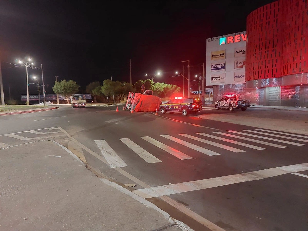 PRF sinaliza local onde carreta tombou